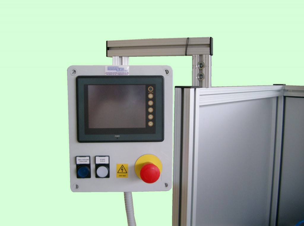 Foratrice automatica per rete plissè per zanzariere.
